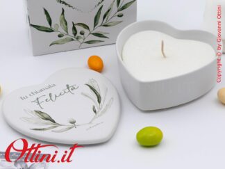 26074CAND Claraluna - La Candela a forma di cuore con coperchio in porcellana e stampa decoro ulivo è una bomboniera d'arredo ideale per matrimonio