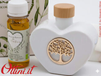 26077A-O Claraluna - Oliera in porcellana smaltata a forma di cuore con medaglione albero della vita color oro rosa, completa di tappo coordinato e olio bio