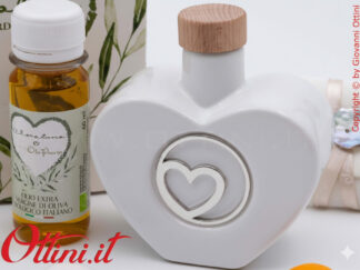 26078C-O Claraluna - stupenda Oliera in porcellana smaltata a forma di cuore con medaglione con Cuore colore Silver completa di tappo coordinato e olio bio