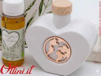 26077M-O Claraluna - Oliera in porcellana smaltata a forma di cuore con medaglione mondo colore Oro Rosa, completa di tappo coordinato e olio bio