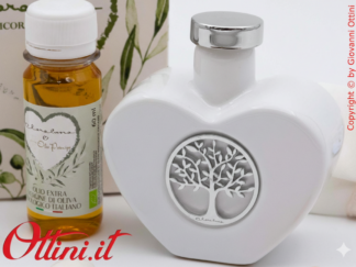 26078A-O Claraluna - Oliera in porcellana smaltata a forma di cuore con medaglione albero della vita Silver, completa di tappo coordinato e olio bio