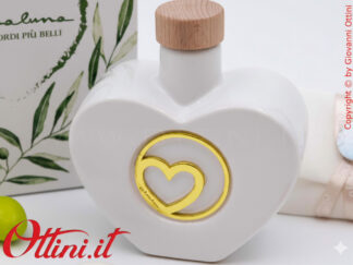 26079C Claraluna - stupenda Oliera in porcellana smaltata a forma di cuore con medaglione con con Cuore color Oro completa di tappo coordinato.