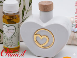 26079C-O Claraluna - stupenda Oliera in porcellana smaltata a forma di cuore con medaglione con Cuore colore oro completa di tappo coordinato e olio bio