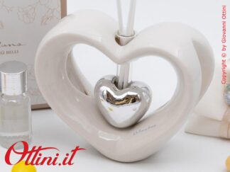 26112 Claraluna - Il Diffusore Cuore con Cuore Silver è un profumatore per ambienti completo di kit essenza, da un prestigioso design romantico e moderno