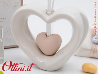 26113 Claraluna - Il Diffusore Cuore con Cuore Tortora è un profumatore per ambienti completo di kit essenza, da un prestigioso design romantico e moderno