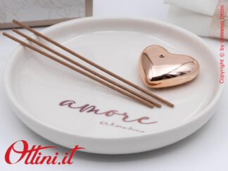 26125 Claraluna - Il Piattino Porta Incenso Amore è realizzato in porcellana bianca con cuore in oro rosa, completo dei 3 bastoncini di incenso