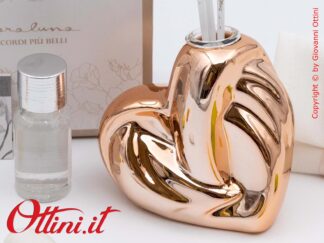 26131 Claraluna - Il Diffusore Cuore Oro Rosa è un profumatore per ambienti completo di kit essenza, caratterizzato da un design giovane e moderno