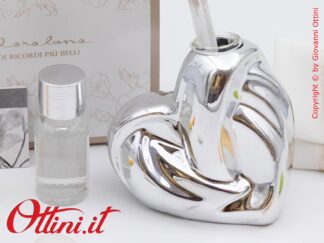 26132 Claraluna - Il Diffusore Cuore silver è un profumatore per ambienti completo di kit essenza, caratterizzato da un prestigioso design giovane e moderno