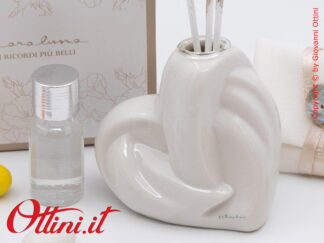 26133 Claraluna - Il Diffusore Cuore Bianco è un profumatore per ambienti completo di kit essenza, caratterizzato da un prestigioso design giovane e moderno