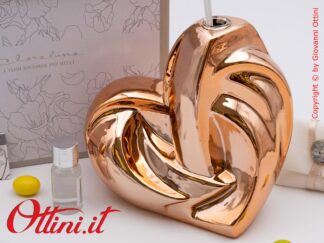 26137 Claraluna - Il Diffusore grande Cuore Oro Rosa è un profumatore per ambienti completo di kit essenza, caratterizzato da un design giovane e moderno