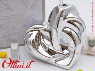 26138 Claraluna - Il Diffusore grande Cuore Silver è un profumatore per ambienti completo di kit essenza, caratterizzato da un design giovane e moderno