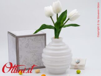 26156TULIP Claraluna - Il Vaso Tondo Piccolo Bianco è un oggetto d'arredo dal design raffinato, essenziale e moderno, completo di tulipani artificiali