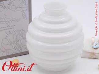 26156 Claraluna - Il Vaso Tondo Piccolo Bianco è un oggetto d'arredo dal design raffinato, essenziale e moderno, indicato per matrimoni e anniversari