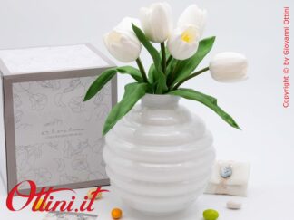 26157TULIP Claraluna - Il Vaso Tondo grande Bianco è un oggetto d'arredo dal design raffinato, essenziale e moderno, completo di 6 tulipani artificiali