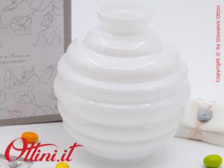 26157 Claraluna - Il Vaso Tondo grande Bianco è un oggetto d'arredo dal design raffinato, essenziale e moderno, indicato per matrimoni e anniversari