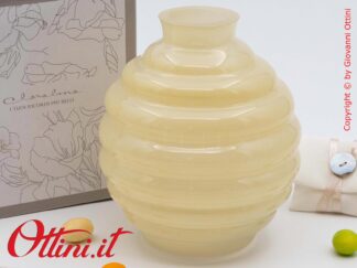 26165 Claraluna - Il Vaso Tondo Piccolo Giallo è un oggetto d'arredo dal design raffinato, essenziale e moderno, indicato per matrimoni e anniversari