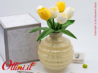 26166TULIP Claraluna - Il Vaso Tondo grande giallo è un oggetto d'arredo dal design raffinato, essenziale e moderno, completo di 6 tulipani artificiali
