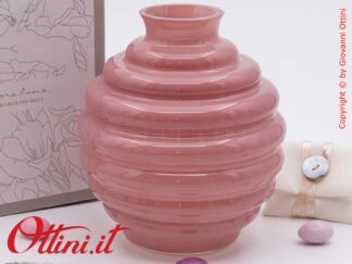 26185 Claraluna - Il Vaso Tondo Piccolo Rosa è un oggetto d'arredo dal design raffinato, essenziale e moderno, indicato per matrimoni e anniversari