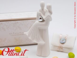 26202 Claraluna - Statuina coppia sposi in porcellana bianca smaltata con cuore argento/silver è una bomboniera romantica indicata per matrimonio