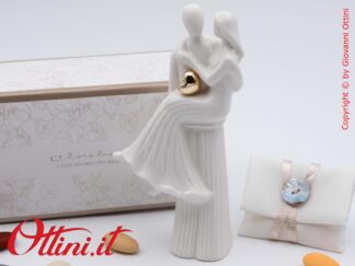 26203 Claraluna - La statuina coppia sposi in porcellana bianca smaltata con cuore oro è una bomboniera romantica indicata per matrimonio, elegantissima
