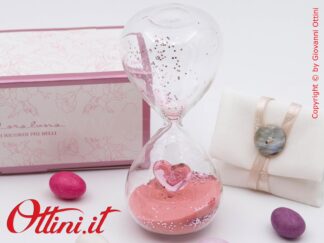 26212 Claraluna - La Clessidra con il Cuore Rosa interno è un oggetto d'arredo affascinante indicato per eventi in cui il tema principale è il tempo.