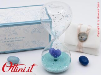 26213 Claraluna - La Clessidra con il Cuore Azzurro interno è un oggetto d'arredo affascinante indicato per eventi in cui il tema principale è il tempo.