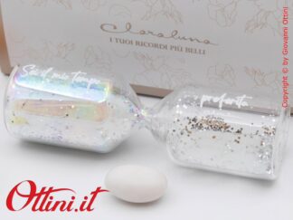 26214 Claraluna - La Clessidra Bicolore Bianca interno è un oggetto d'arredo affascinante indicato per eventi in cui il tema principale è il tempo.