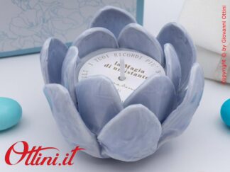 26225 Claraluna - Candela Ninfea azzurra realizzata in porcellana smaltata, simbolo di di purezza, serenità, rinascita e fortuna.