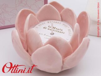 26226 Claraluna - Candela Ninfea Rosa realizzata in porcellana smaltata, simbolo di di purezza, serenità, rinascita e fortuna.