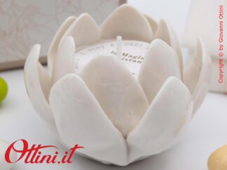 26228 Claraluna - Candela Ninfea Bianca realizzata in porcellana smaltata, simbolo di di purezza, serenità, rinascita e fortuna.