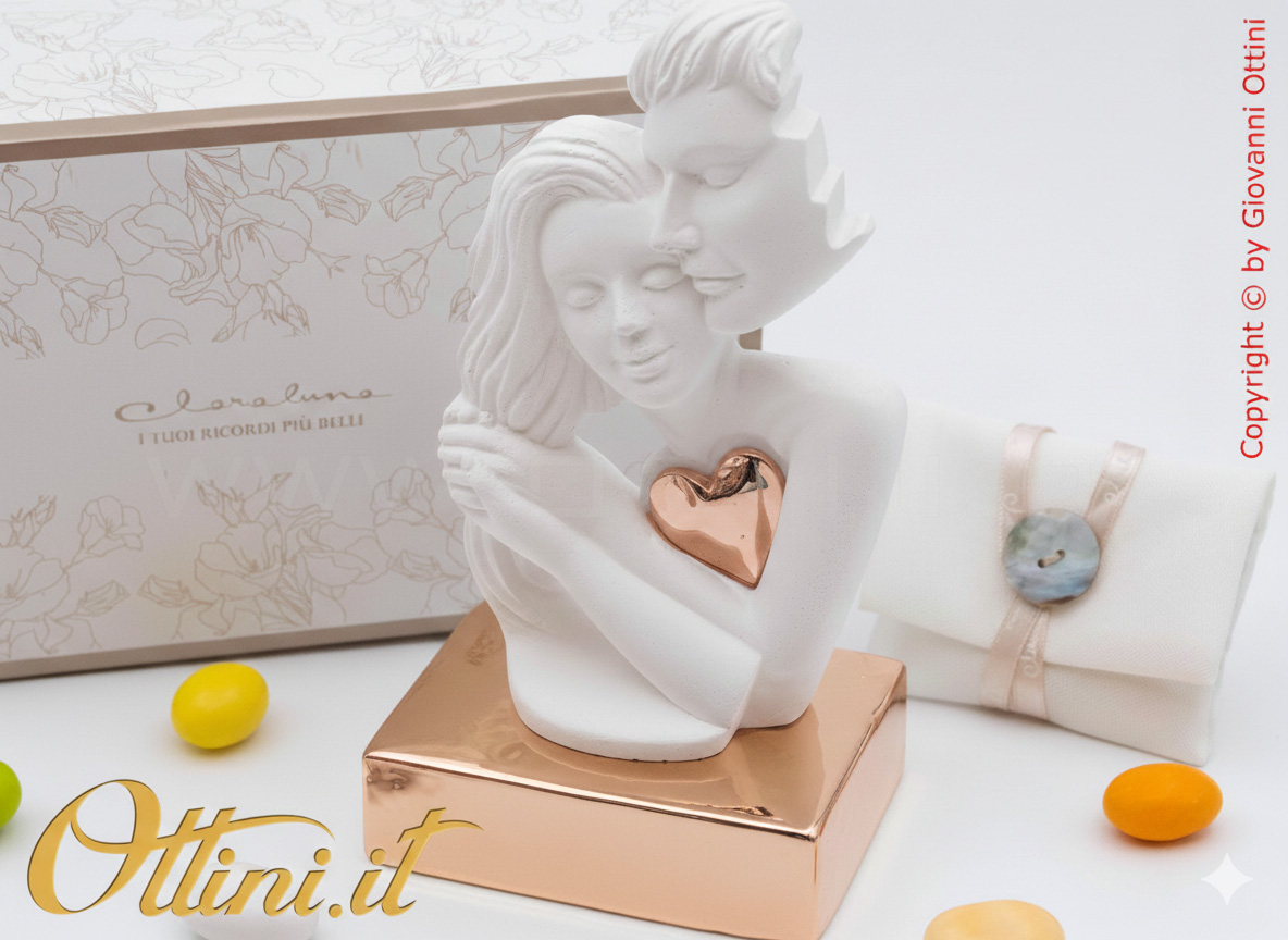 26264 Claraluna - La Coppia Innamorati in gesso con Cuore e Base Oro Rosa, è una bomboniera romantica per matrimonio, un elegantissimo complemento d'Arredo