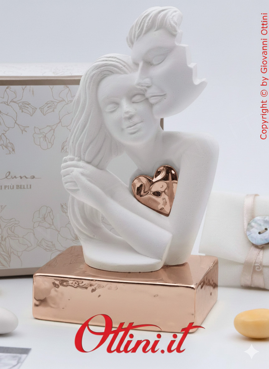 26264 Claraluna - La Coppia Innamorati in gesso con Cuore e Base Oro Rosa, è una bomboniera romantica per matrimonio, un elegantissimo complemento d'Arredo