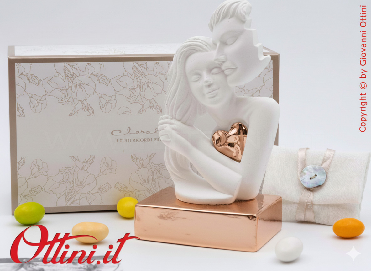 26264 Claraluna - La Coppia Innamorati in gesso con Cuore e Base Oro Rosa, è una bomboniera romantica per matrimonio, un elegantissimo complemento d'Arredo