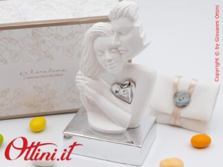 26265 Claraluna - La Coppia Innamorati in gesso con Cuore e Base silver, è una bomboniera romantica per matrimonio, un elegantissimo complemento d'arredo