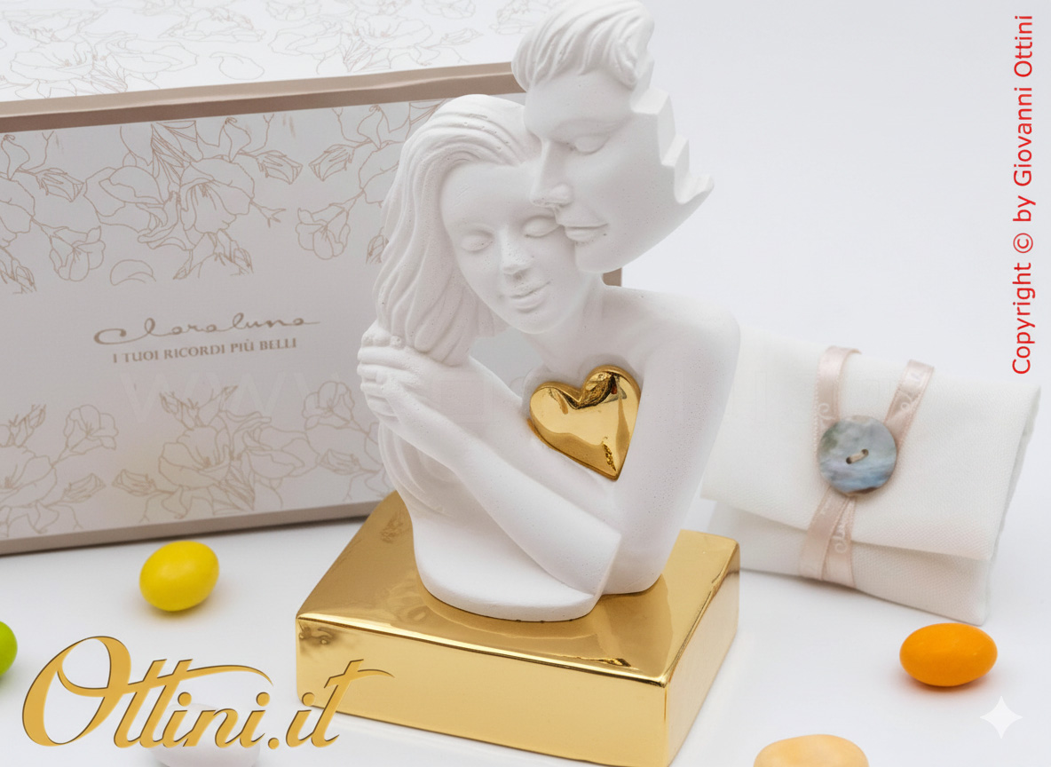 26266 Claraluna - La Coppia Innamorati in gesso con Cuore e Base oro, è una bomboniera romantica per matrimonio, un elegantissimo complemento d'arredo