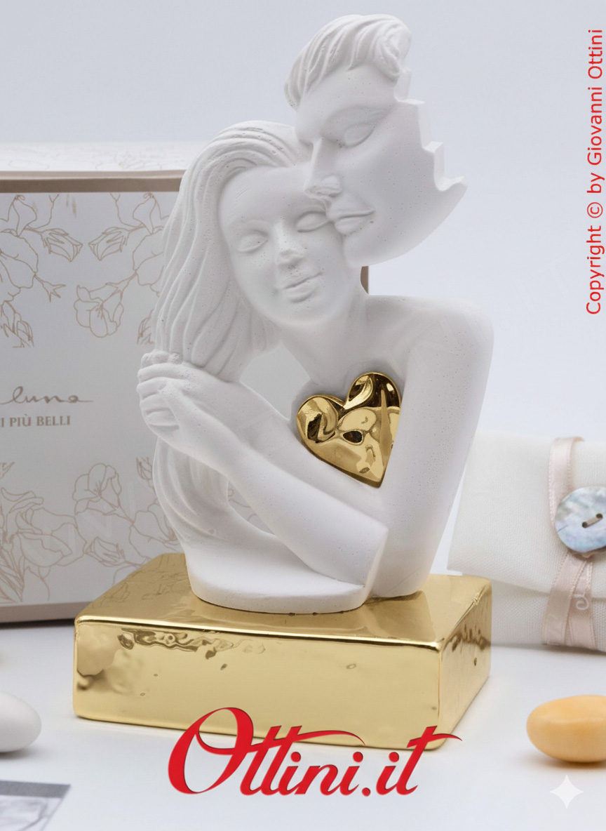 26266 Claraluna - La Coppia Innamorati in gesso con Cuore e Base oro, è una bomboniera romantica per matrimonio, un elegantissimo complemento d'arredo