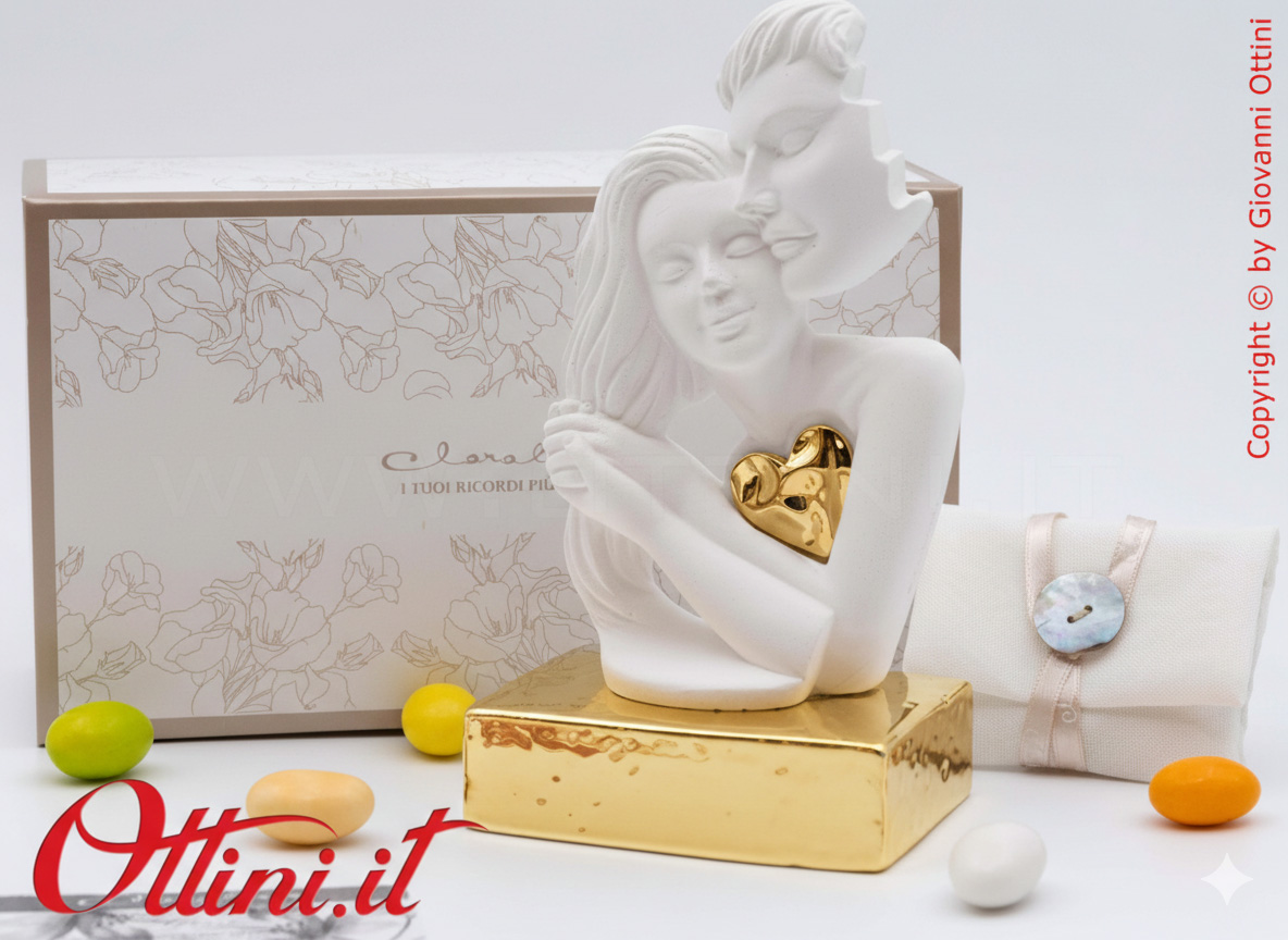 26266 Claraluna - La Coppia Innamorati in gesso con Cuore e Base oro, è una bomboniera romantica per matrimonio, un elegantissimo complemento d'arredo