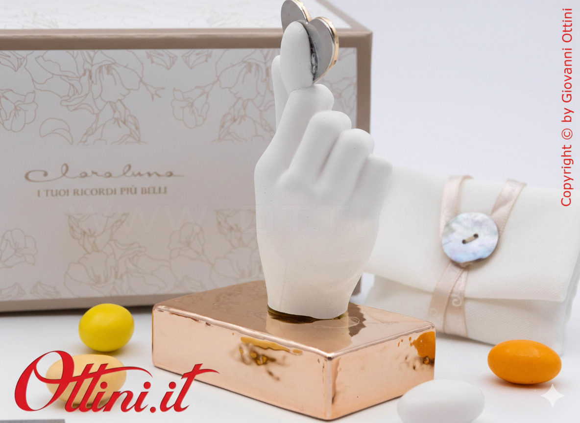 26267 Claraluna - La Mano in gesso con Cuore e Base Oro Rosa, è una bomboniera romantica per matrimonio, un elegantissimo complemento d'Arredo