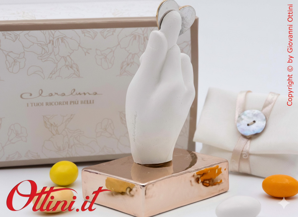 26267 Claraluna - La Mano in gesso con Cuore e Base Oro Rosa, è una bomboniera romantica per matrimonio, un elegantissimo complemento d'Arredo