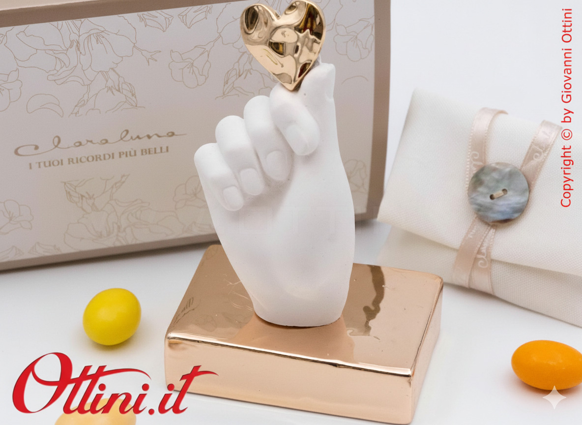 26267 Claraluna - La Mano in gesso con Cuore e Base Oro Rosa, è una bomboniera romantica per matrimonio, un elegantissimo complemento d'Arredo