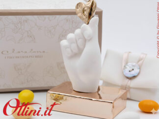 26267 Claraluna - La Mano in gesso con Cuore e Base Oro Rosa, è una bomboniera romantica per matrimonio, un elegantissimo complemento d'Arredo