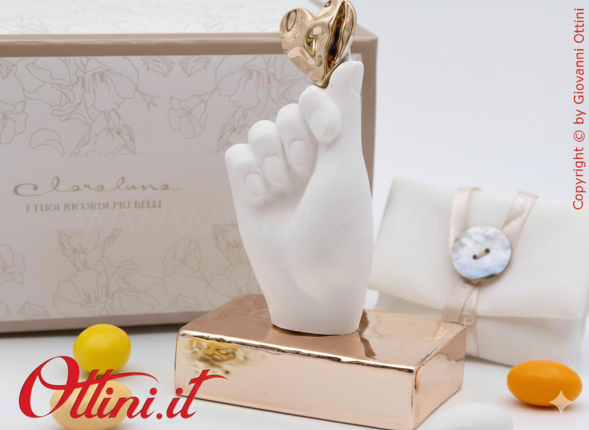 26267 Claraluna - La Mano in gesso con Cuore e Base Oro Rosa, è una bomboniera romantica per matrimonio, un elegantissimo complemento d'Arredo