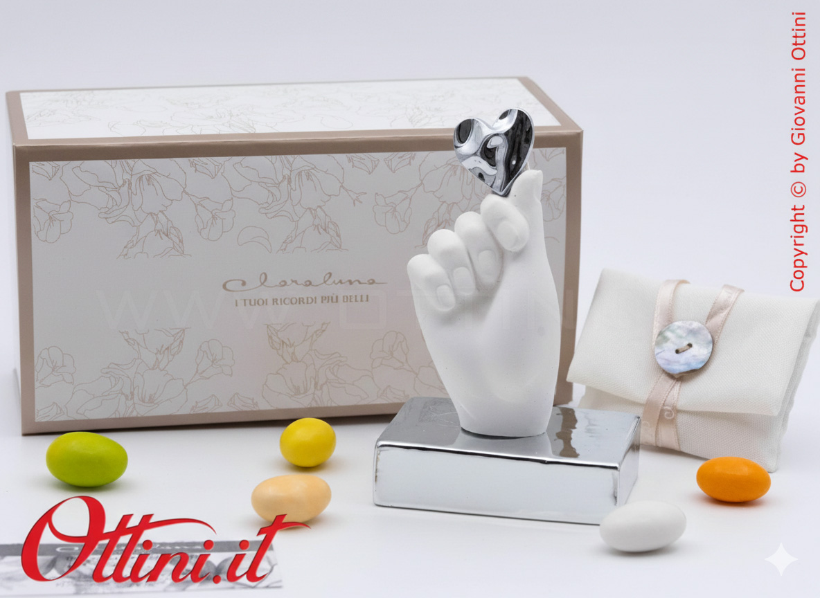 26268 Claraluna - La Mano in gesso con Cuore e Base argento silver, è una bomboniera romantica per matrimonio, un elegantissimo complemento d'Arredo