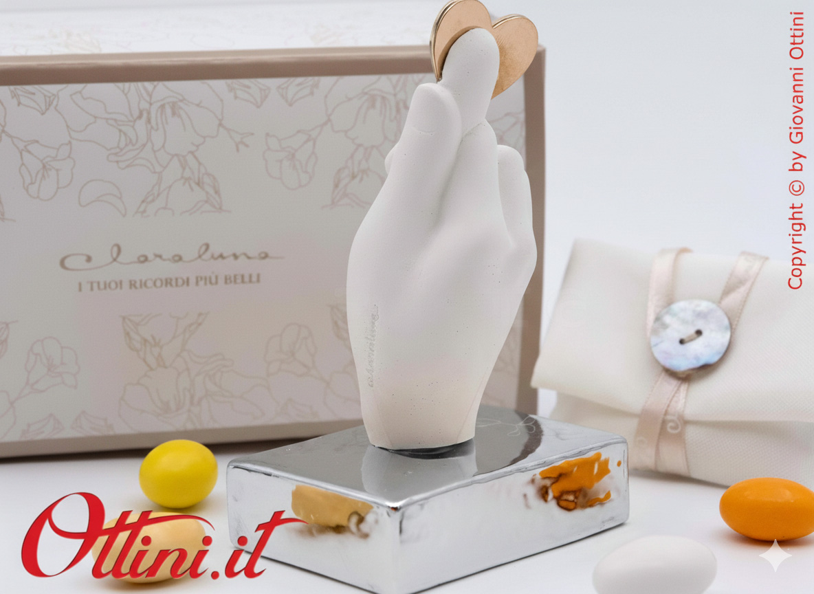 26268 Claraluna - La Mano in gesso con Cuore e Base argento silver, è una bomboniera romantica per matrimonio, un elegantissimo complemento d'Arredo