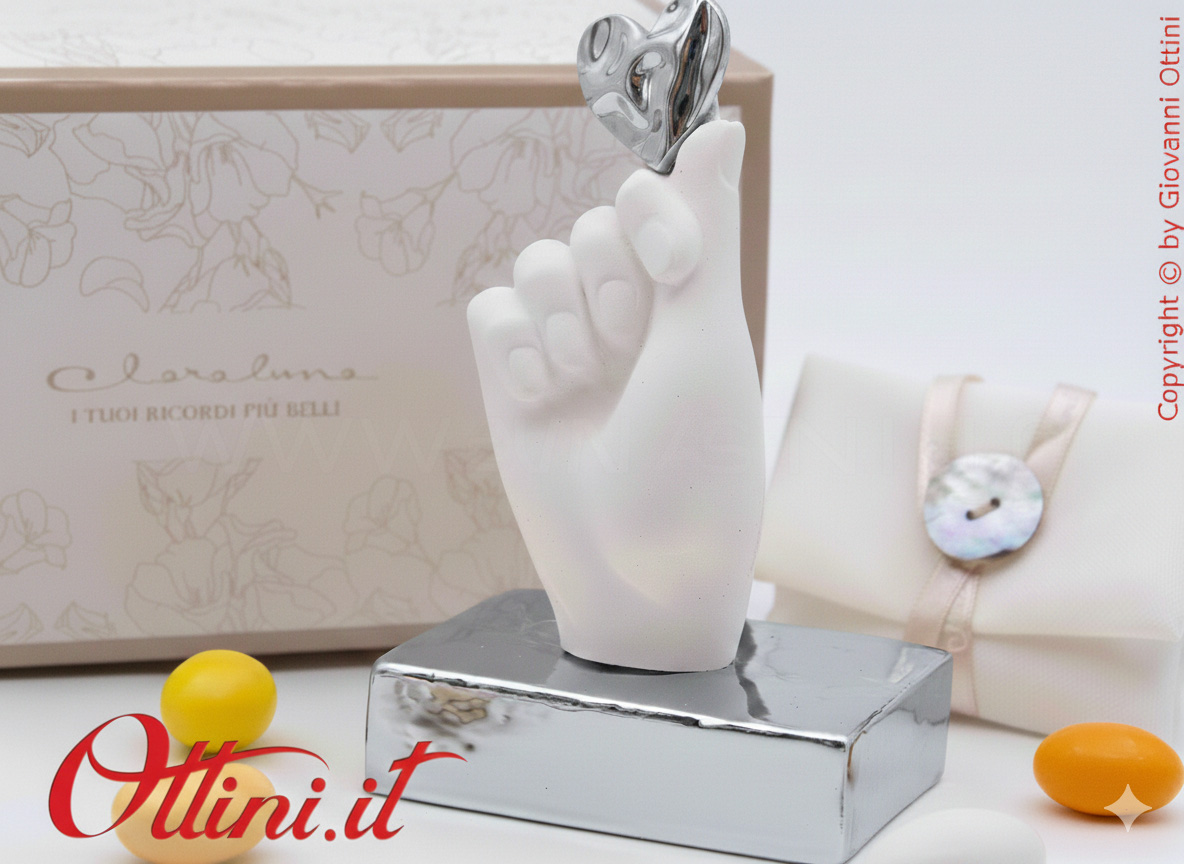 26268 Claraluna - La Mano in gesso con Cuore e Base argento silver, è una bomboniera romantica per matrimonio, un elegantissimo complemento d'Arredo