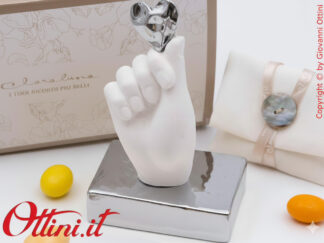 26268 Claraluna - La Mano in gesso con Cuore e Base argento silver, è una bomboniera romantica per matrimonio, un elegantissimo complemento d'Arredo