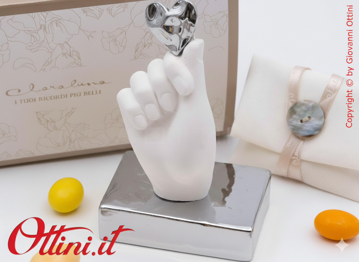 26268 Claraluna - La Mano in gesso con Cuore e Base argento silver, è una bomboniera romantica per matrimonio, un elegantissimo complemento d'Arredo