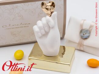 26269 Claraluna - La Mano in gesso con Cuore e Base color oro, è una bomboniera romantica per matrimonio, un elegantissimo complemento d'arredo