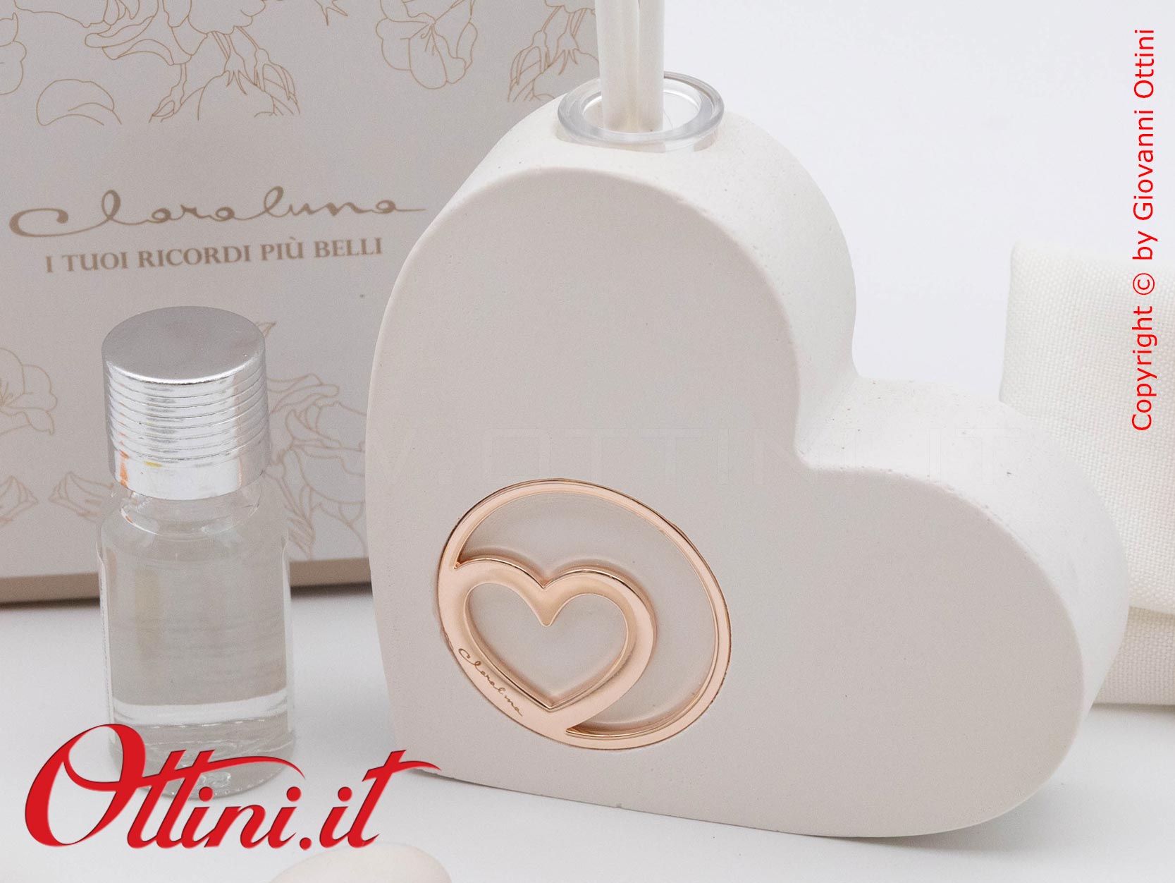 26271 Claraluna - Il Diffusore Cuore con Cuore Oro Rosa è un profumatore per ambienti completo di kit essenza, caratterizzato da un design giovane e moderno