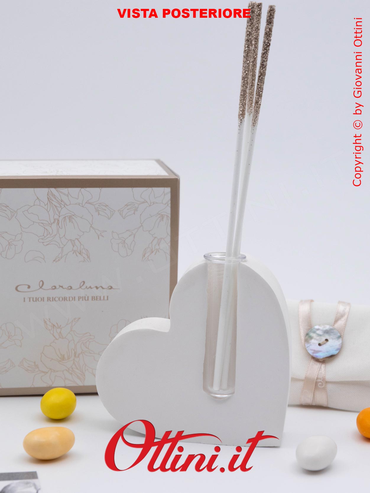 26271 Claraluna - Il Diffusore Cuore con Cuore Oro Rosa è un profumatore per ambienti completo di kit essenza, caratterizzato da un design giovane e moderno